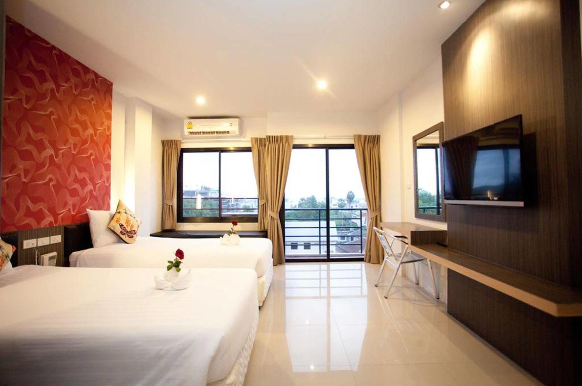 Chill Patong Hotel Kültér fotó